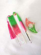 Load image into Gallery viewer, Green/Pink/Clear 5&quot;-inch Bookmark Set
