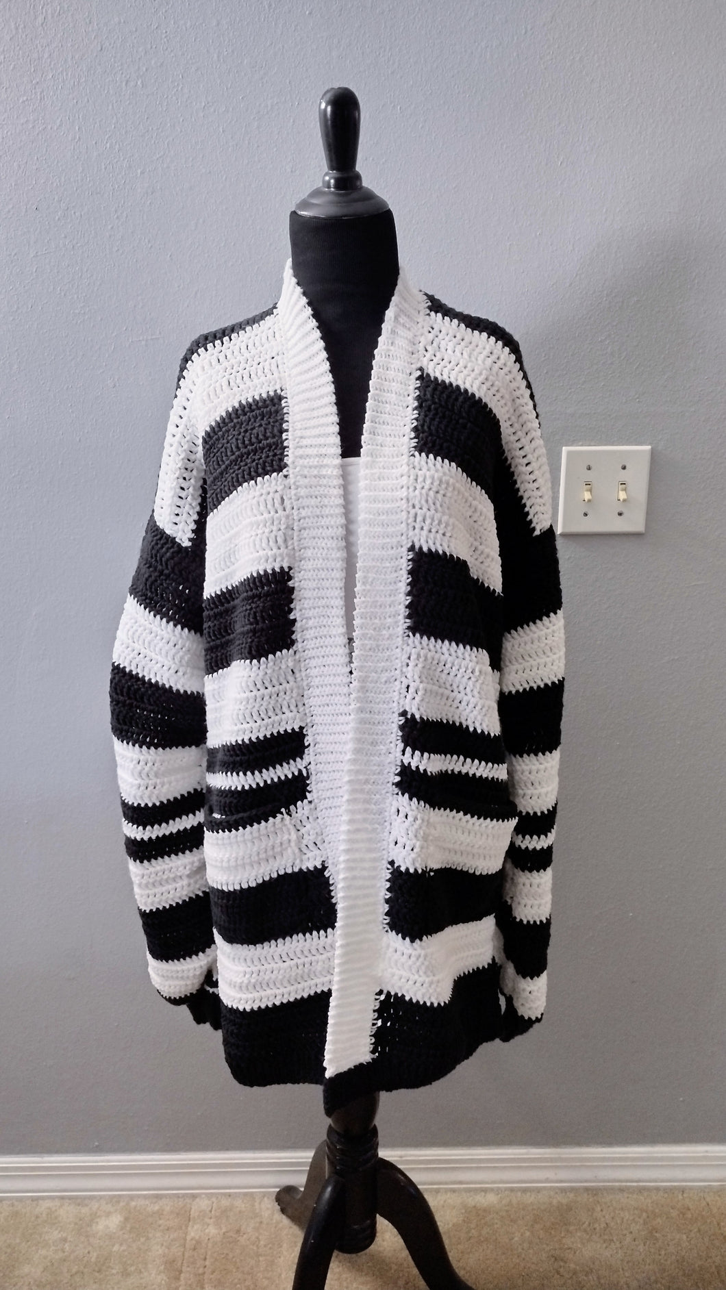 Black and White Cardigan with pockets (XL)