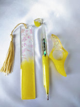 Load image into Gallery viewer, Yellow/Clear 5&quot;-inch Bookmark Set
